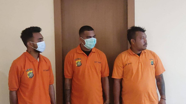 Tersangka debt collector yang merampas mobil seleb TikTok Clara Shinta dan memaki bhabinkamtibmas. Foto: Jonathan Devin/kumparan