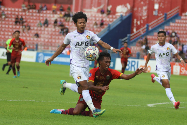 Pemain Rans Ady Setiawan (kanan) terjatuh saat berebut bola dengan pemain Persik Kediri Riyatno Abiyoso (kiri) pada pertandingan Liga 1 di Stadion Brawijaya, Kota Kediri, Jawa Timur, Kamis (23/2/2023). Foto: Prasetia Fauzani/ANTARA FOTO