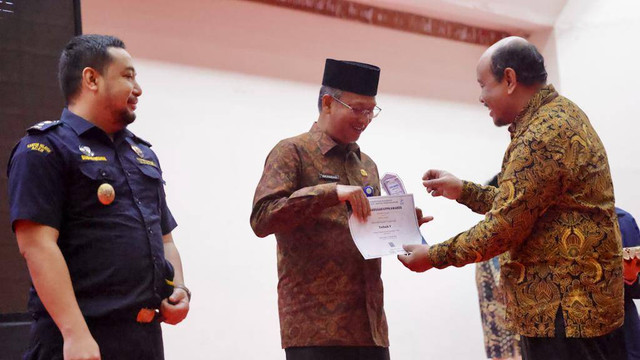 Penyerahan penghargaan dari KPPN Banda Aceh. Foto: Suparta/acehkini 