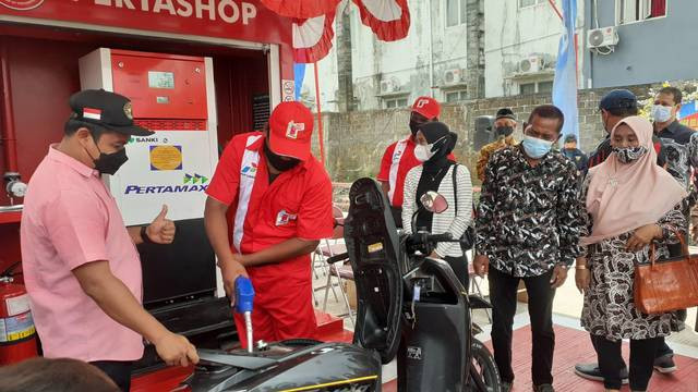 Seorang petugas di Pertashop Bantul sedang mengisikan Pertamax gratis untuk pengendara. Foto: Erfanto/Tugu Jogja.