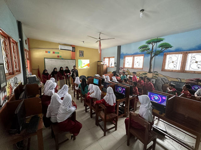 Pembelajaran komputer oleh mahasiswa PMM kelompok 71. Sumber gambar: dokumen pribadi.