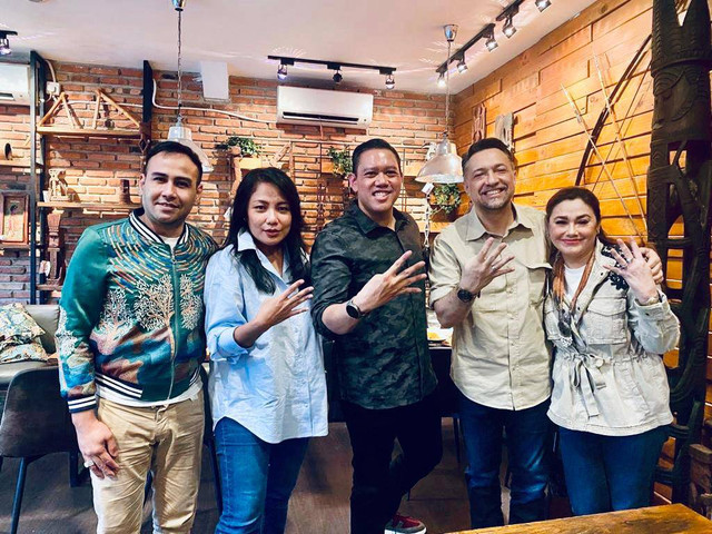 Selebriti Ari Sihasale dan Nia Zulkarnaen Gabung Kosgoro 57 Partai Golkar.  Foto: Dok. Istimewa