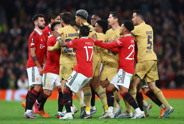 Pemain Manchester United dan Barcelona terlibat keributan usai Bruno Fernandes menendang bola ke arah Frenkie De Jong dalam pertandingan playoff Liga Europa 2022/23 di Stadion Old Trafford, Jumat (24/2) Foto: Carl Recine/Reuters