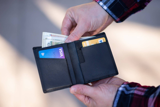 Ilustrasi Potongan Bulanan Bank Mandiri. Foto: Unsplash.com/EmilKalibradov