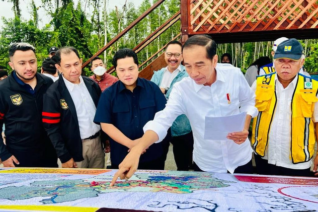 Presiden Jokowi bersama pengurus PSSI meninjau lokasi pembangunan training center di IKN Nusantara, Jumat (24/2/2023).  Foto: Biro Pers Sekretariat Presiden