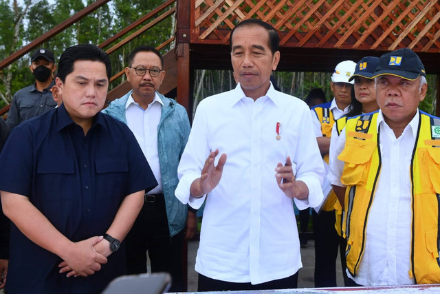 Presiden Jokowi bersama pengurus PSSI meninjau lokasi pembangunan training center di IKN Nusantara, Jumat (24/2/2023). Foto: Biro Pers Sekretariat Presiden