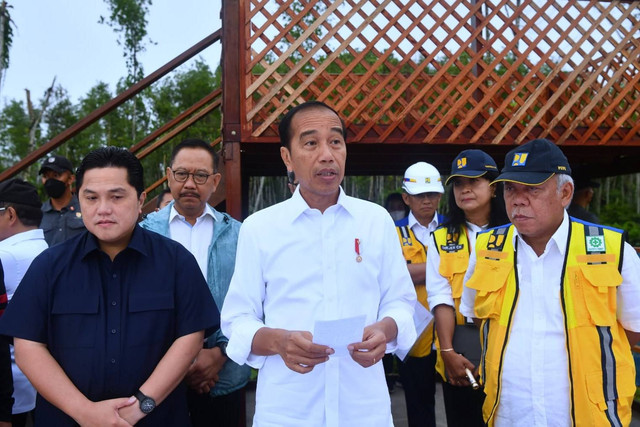 Presiden Jokowi bersama pengurus PSSI meninjau lokasi pembangunan training center di IKN Nusantara, Jumat (24/2/2023).  Foto: Biro Pers Sekretariat Presiden