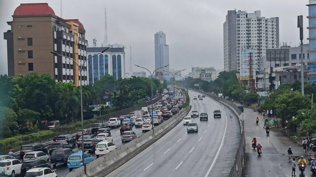 Tarif tol Kebon Jeruk 2023. Foto: Rafael Ryandika/kumparan