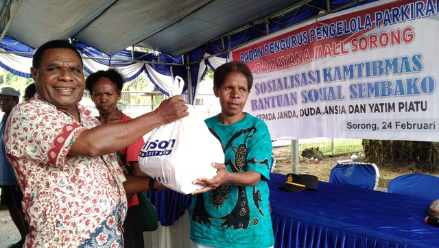 Badan pengurus pengelola parkiran Ramayana Mall Sorong memberikan sosialisasi kamtibmas dan bantuan sosial sembako kepada janda, duda, lansia dan yatim piatu yang ada di Kelurahan Klademak dan Kofkerbu, Jumat (24/2), foto: Yanti/BalleoNEWS
