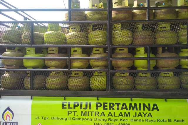Petugas pangkalan LPG 3 Kg di Banda Aceh menurunkan sejumlah tabung gas dari atas mobil untuk dibagikan kepada masyarakat, Jumat (24/2). Foto: Zuhri Noviandi/kumparan