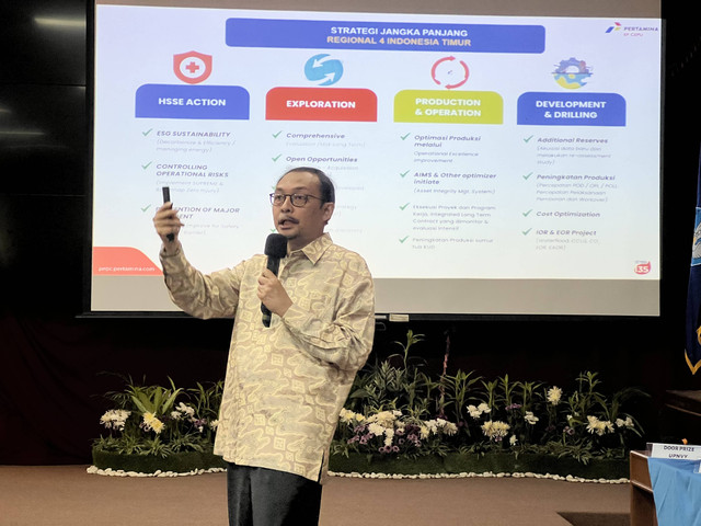 Direktur Utama PT Pertamina EP Cepu, Endro Hartanto saat mengisi kuliah umum di UPN Veteran Yogyakarta, Jumat (24/2). Foto: Eko S Putro