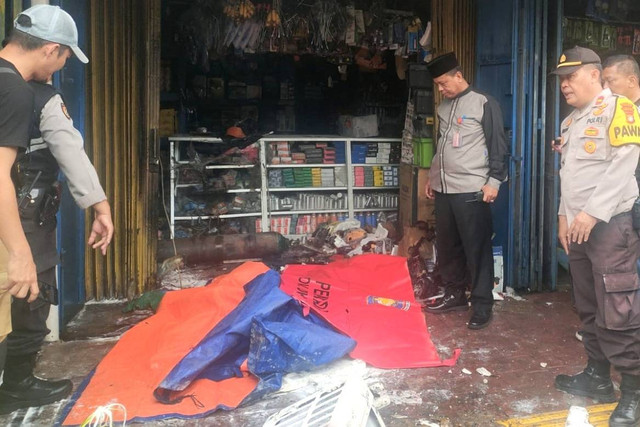 Tabung oksigen meledak saat diisi ulang di toko AC di Tambora, Jakarta Barat, Jumat (24/2/2023). Foto: Dok. Istimewa