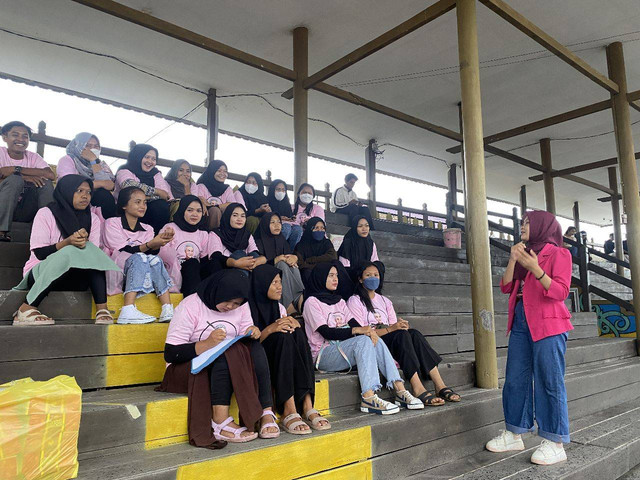 Pelatihan public speaking yang digelar Srikandi Ganjar Kalteng bersama Komunitas Ikatan Pelajar Peduli di Wisata Dermaga Kereng Bangkirai, Kecamatan Sebangau, Kota Palangka raya, Jumat (24/02). Foto: Dok. Istimewa