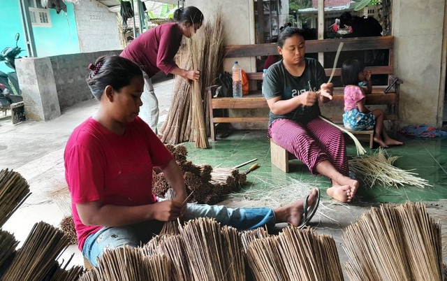 Asa emak-emak di Pangandaran mencari rupiah dari jual sapu lidi/Aldi Nur Fadillah