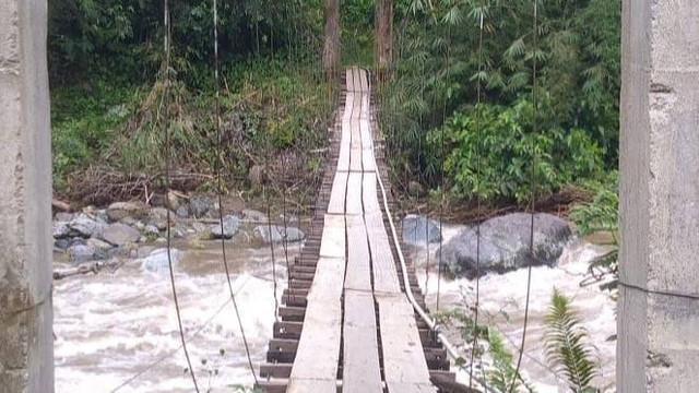 Jembatan gantung di Dusun Salusokon, Desa Kondobulo, Kecamatan Kalumpang, Kabupaten Mamuju. Foto: Istimewa
