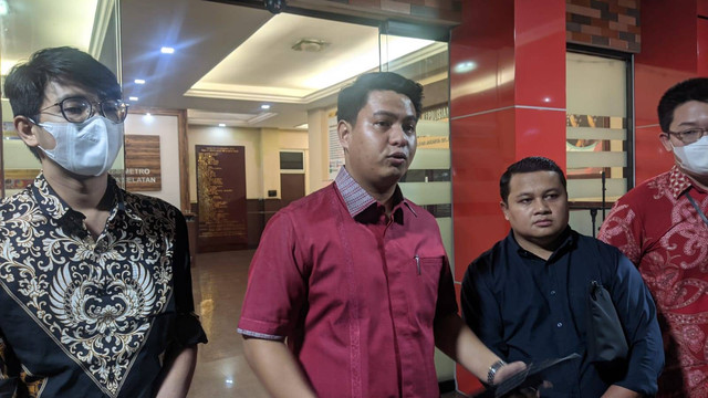 Pengacara perempuan berinisial A, Mangatta Toding Allo di Mapolres Jaksel, Jumat (24/2/2023). Foto: Jonathan Devin/kumparan