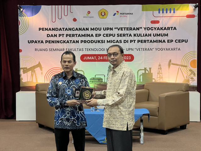 Rektor UPN Veteran Yogyakarta, Mohamad Irhas Effendi bertukar cinderamata dengan Direktur Utama Pertamina EP Cepu, Endro Hartanto. Foto: Eko S Putro