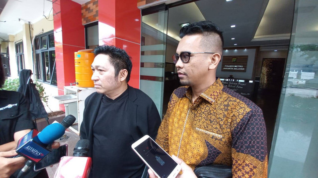 Dolfie Rompas (kiri) di Polres Jaksel, Sabtu (25/2). Foto: Dok. Istimewa