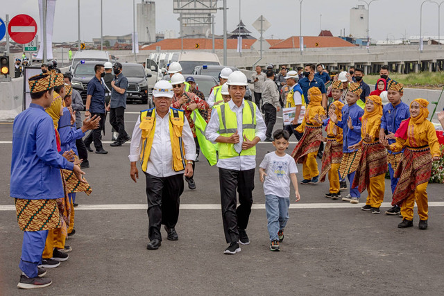 Presiden Jokowi (tengah) bersama Menteri PUPR Basuki Hadimuljono (kiri) dan cucunya Jan Ethes berjalan menuju lokasi peresmian Jalan Tol Semarang-Demak Seksi II di Gerbang Tol Sayung, Kabupaten Demak, Jawa Tengah, Sabtu (25/2/2023). Foto: Aji Styawan/ANTARA FOTO
