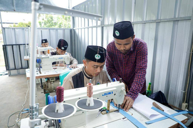 Santri Dukung Ganjar Banten Ajarkan Skill Menjahit Foto: Santri Dukung Ganjar