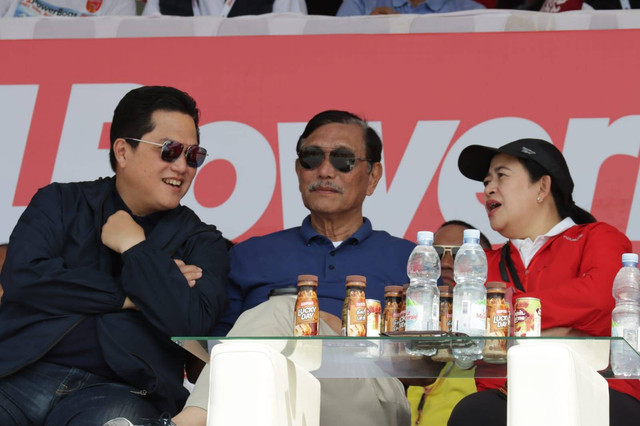 Ketua DPR RI Puan Maharani (kanan), Menteri BUMN Erick Thohir dan Menko Maritim Luhut Pandjaitan hadir pada Kejuaraan Dunia Perahu Motor Formula 1 atau F1 Powerboat World Championship (F1H2O) 2023 yang digelar di Danau Toba, Sumatera Utara, Sabtu. Foto: Dok. Istimewa