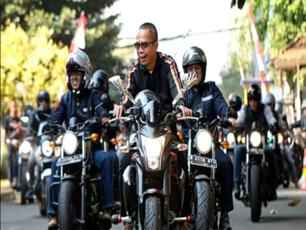 Tangkapan layar dari akun Youtube Belasting Rijder menunjukkan Dirjen Pajak, Suryo Utomo, touring pakai motor gede. Foto: Istimewa