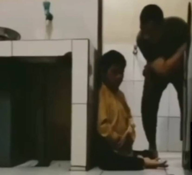 Potongan gambar video dugaan aksi kekerasan yang dilakukan oleh seorang pengurus panti asuhan di Palembang. (ist)