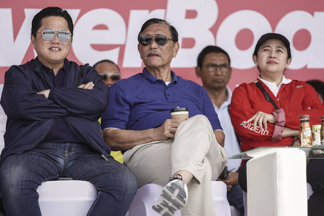 Menko Kemaritiman dan Investasi Luhut Binsar Pandjaitan (tengah), Menteri BUMN Erick Thohir (kiri) dan Ketua DPR Puan Maharani (kanan) menyaksikan sesi kualifikasi saat menghadiri Kejuaraan Dunia Perahu Motor F1 Powerboat (F1H2O) 2023 di Danau Toba. Foto: Dhemas Reviyanto/Antara Foto
