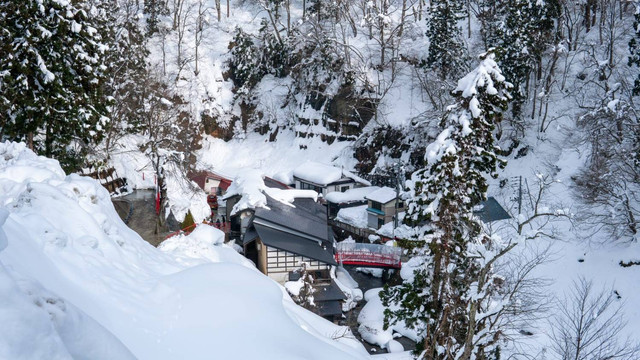 Area pegunungan ditutupi salju dengan pemandian air panas. Foto: Admad Ariska/acehkini