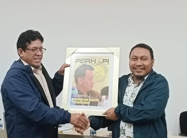 Sub Koordinator Penyiapan Program Mineral Direktorat Jenderal Mineral dan Batu Bara Kementerian ESDM, Dedi Supriyanto (kanan) dalam workshop Mining for Journalist di Wisma ALDC PT Antam, Bogor, Sabtu (25/2/2023). Foto: Akbar Maulana/kumparan