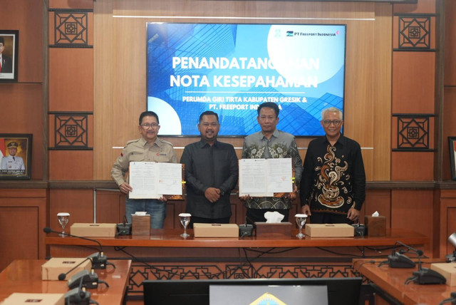 PT Freeport Indonesia (PTFI) dan Perusahaan Umum Daerah (Perumda) Giri Tirta Kabupaten Gresik menjalin kerja sama untuk memasok kebutuhan air di smelter Manyar, Jumat (24/2/2023). Foto: Freeport Indonesia