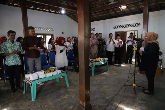 Bupati Sleman Kustini Sri Purnomo saat berdialog bersama pengurus Desa Wisata Lestari Kaliku. Foto: istimewa