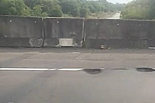 Jalur Tol Trans Jawa arah Jakarta dari KM 370 Kendal berlubang. Foto: Ikhwanul Khabibi/kumparan