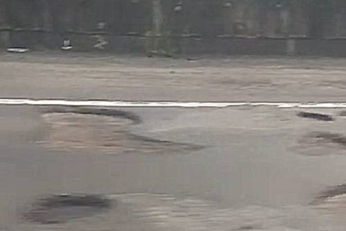 Jalur Tol Trans Jawa arah Jakarta dari KM 370 Kendal berlubang. Foto: Ikhwanul Khabibi/kumparan