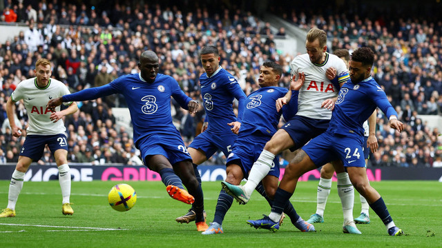 Pemain Tottenham Hotspur Harry Kane berebut bola dengan sejumlah pemain Chelsea pada pertandingan lanjutan Liga Inggris di Stadion Tottenham Hotspur, London, Inggris, Minggu (26/2/2023).  Foto: Paul Childs/REUTERS