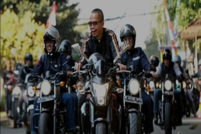 Tangkapan layar dari akun YouTube Belasting Rijder menunjukkan Dirjen Pajak, Suryo Utomo, touring pakai motor gede. Foto: Dok. Istimewa