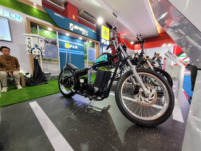 Motor listrik konversi PLN IIMS 2023 Foto: Rizki Fajar Novanto/kumparan