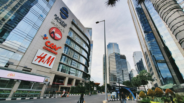 Stasiun MRT terdekat dari One Pacific Place. Foto: Unsplash/Irwansyahdan Irwansyahdan.