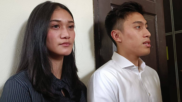 Anak Hendra Kurniawan, Amanthy Fahimah Hanin (kiri), bersama pengacara Hendra, Ragahdo Yosodiningrat, saat hadiri sidang vonis, di PN Jaksel, Jakarta, Senin (27/2/2023). Foto: Hedi/kumparan