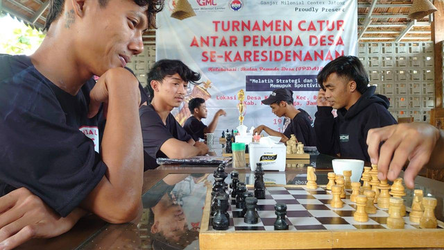 Ganjar Milenial Center (GMC) Jateng bersama Ikatan Pemuda Desa Indonesia (IPDA) saat menggelar turnamen catur anterpemuda di Purbalingga. Foto: Dok. Istimewa