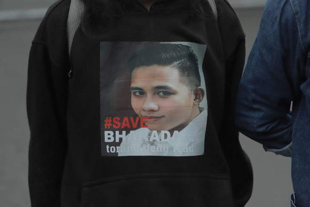 Pendukung Richard Eliezer alias Eliezer Angels mengenakan baju bertuliskan "#saveBharadaE torang deng icad" di depan gerbang Lapas Kelas IIA Salemba, Jakarta Pusat, Senin (27/2/2023). Foto: Jamal Ramadhan/kumparan