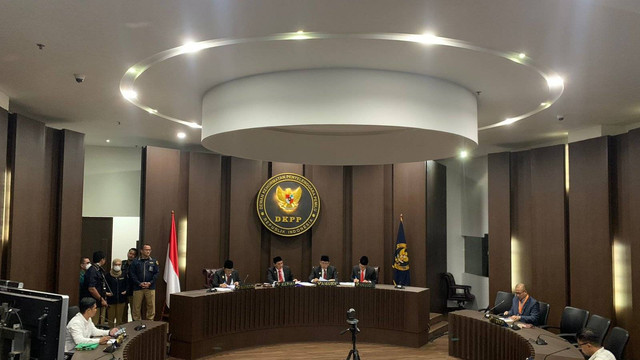 Suasana sidang kode etik penyelenggara pemilu (KEPP) dengan teradu ketua KPU, Hasyim Asyari di ruang sidang DKPP, Senin (27/2). Foto: Luthfi Humam/kumparan