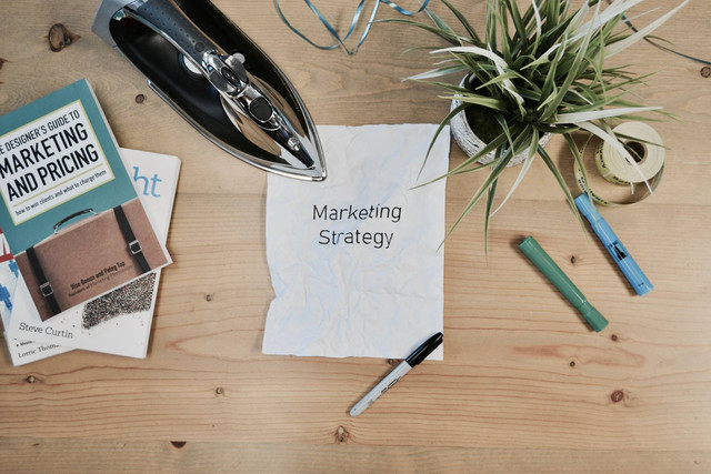 Ilustrasi Promosi online mengenalkan produk jasa merek dan usahanya melalui media (Foto: Campaign Creators | Unsplash.com)