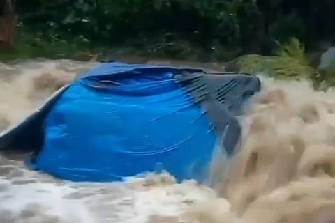 Sebuah tenda yang terpasang di kawasan berkemah Mandalawangi Taman Nasional Gunung Gede Pangrango hanyut tersapu banjir yang menerjang kawasan itu, Senin (27/2).  Foto: Dok. Istimewa