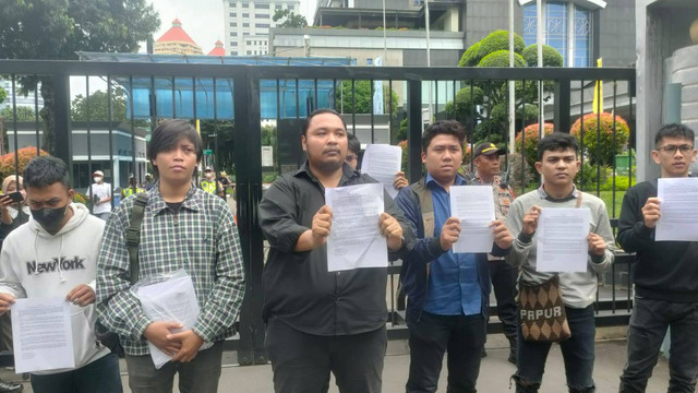 Pemuda yang mengatasnamakan diri Gerakan Ganyang Para Pembangkang menyambangi Kantor Kemenkeu, senin (27/2). Dok: Ave Airiza/kumparan.