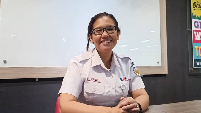 SVP Corporate Secretary KAI Commuter Anne Purba di Kantor Kereta Commuter Indonesia, Senin (27/2/2023). Foto: Ghinaa Rahmatika/kumparan