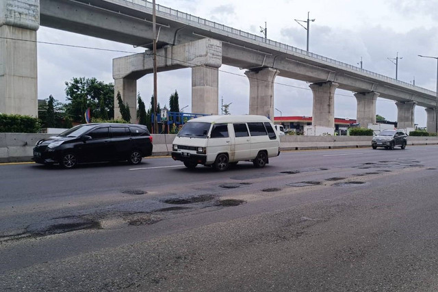Penampakan lubang di ruas jalan tol Jakarta-Cikampek, Senin (27/2/2023). Foto: Thomas Bosco/kumparan