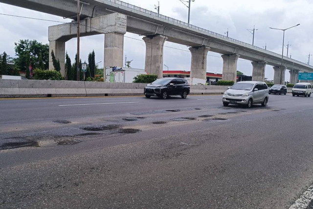 Penampakan lubang di ruas jalan tol Jakarta-Cikampek, Senin (27/2/2023).  Foto: Thomas Bosco/kumparan