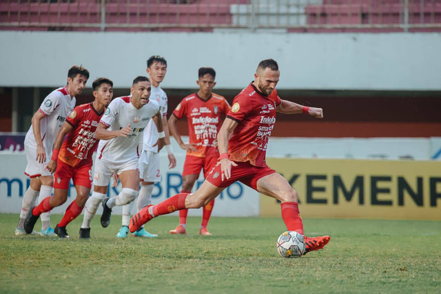 Ilija Spasojevic mencetak gol pertama Bali United dari titik putih kala melawan Persis Solo di Stadion Maguwoharjo, Sleman, dalam lanjutan Liga 1 2022/23, Senin (27/2). Foto: Dok. Media Bali United
