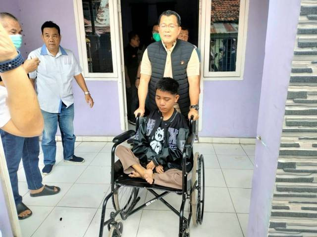 Petugas Dinas Sosial saat merelokasi 18 anak panti asuhan yang jadi korban kekerasan. (foto : istimewa)